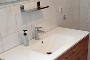 Ένα μπάνιο στο Ferienwohnung Bärensteinblick +9 φωτογραφίες