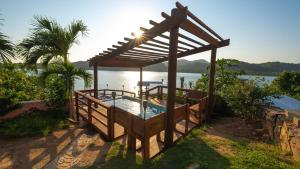 cenador de madera con piscina en El Palacio Rosa on Blue Lagoon 3BR Beachfront Suite on pristine & quiet bay w incredible views, en Arrozal