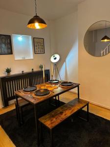 una mesa de madera y un banco en la sala de estar en Anfield end terraced home en Liverpool