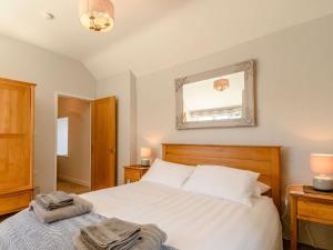 Un pat sau paturi într-o cameră la 3 bed property in St Davids 88892