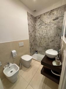 A bathroom at Eden LUXURY ROMA