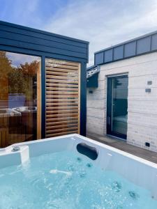 eine Whirlpool-Badewanne vor einem Haus in der Unterkunft My Baltic Sea - Ferienwohnungen im Seaside House in Scharbeutz