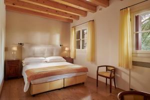 um quarto com uma cama grande e uma janela em Villa Lovi em Bassano del Grappa