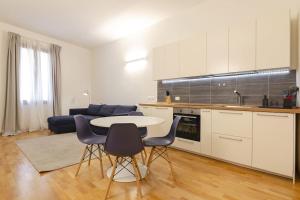 eine Küche und ein Wohnzimmer mit einem Tisch und Stühlen in der Unterkunft Belle Arti loft, in the heart of the city in Bologna