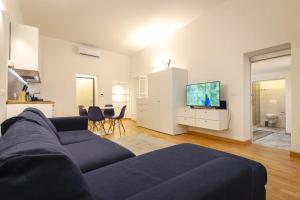 ein Wohnzimmer mit einem Sofa und einem Flachbild-TV in der Unterkunft Belle Arti loft, in the heart of the city in Bologna