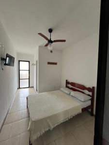 - une chambre avec un lit et un ventilateur de plafond dans l'établissement Hotel Art Final, à Marataizes