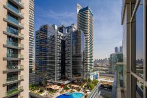 uma vista para o horizonte da cidade com edifícios altos em Frank Porter - Mon Reve em Dubai