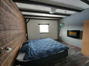um quarto com uma cama com um edredão azul em Ristafallet em Åre