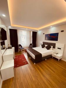 Hodegon Suite Hotel في إسطنبول: غرفة نوم مع سرير أبيض كبير في غرفة