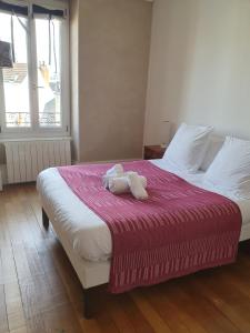 En eller flere senge i et værelse på Le Devosge