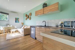 eine Küche mit einer Arbeitsplatte und ein Wohnzimmer in der Unterkunft Appartement avec vue mer panoramique in Toulon
