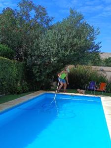 Una mujer con una cuerda en una piscina con en Casa Los Trinos en Lobos