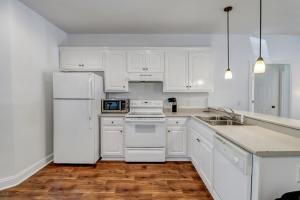Kuchyň nebo kuchyňský kout v ubytování Eagle's Refuge - Close to GSU & Paulson Stadium