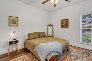 Postel nebo postele na pokoji v ubytování Eagle's Refuge - Close to GSU & Paulson Stadium
