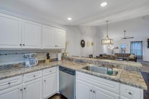 una cocina con armarios blancos y fregadero en GATA Suite - Quiet neighborhood 10 minutes to GSU, en Statesboro