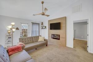 ein Wohnzimmer mit einem Sofa und einem Kamin in der Unterkunft GATA Suite - Quiet neighborhood 10 minutes to GSU in Statesboro