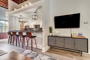 Μια τηλεόραση ή/και κέντρο ψυχαγωγίας στο West End Loft - Downtown 5 min walk to River St