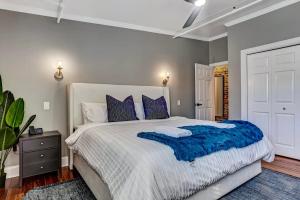 1 dormitorio con 1 cama grande con manta azul en West End Loft - Downtown 5 min walk to River St en Savannah