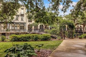een appartementencomplex met een tuin ervoor bij West End Loft - Downtown 5 min walk to River St in Savannah