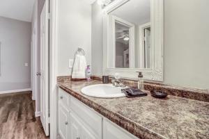 Ένα μπάνιο στο Eagle's Landing Loft-Downtown Above Bull & Barrel +33 φωτογραφίες