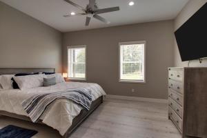 A bed or beds in a room at Buckhorn Barndo &Nature Retreat-near SiloamSprings