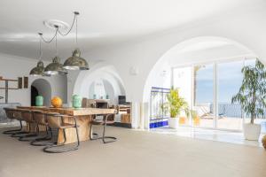 uma sala de estar com uma mesa e vista para o oceano em Buccara Villa Scirocco em Villajoyosa