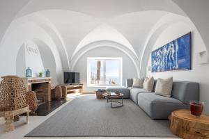 uma sala de estar com um sofá e uma televisão em Buccara Villa Scirocco em Villajoyosa