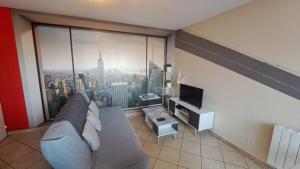 TV a/nebo společenská místnost v ubytování Appartement cosy 3 pièces avec garage privatif