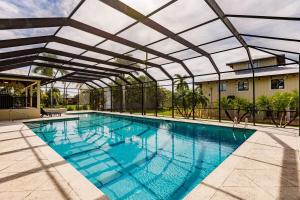 בריכת השחייה שנמצאת ב-Lostman's Lodge - Everglade City, Sunset View Pool & Hot Tub או באזור