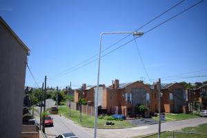 uma vista para a rua de uma cidade com casas em Duplex Jacaranda I em Ciudad Evita