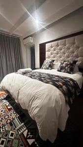 Кровать или кровати в номере @The Drakens Lodge