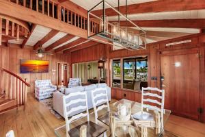 sala de estar con sofá, mesa y sillas en Lostman's Lodge - Everglade City, Sunset View Pool & Hot Tub, en Everglades