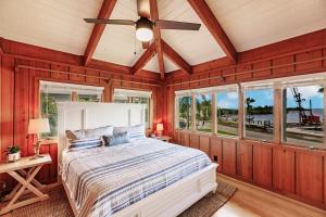 Schlafzimmer mit einem Bett und einem Deckenventilator in der Unterkunft Lostman's Lodge - Everglade City, Sunset View Pool & Hot Tub in Everglades City