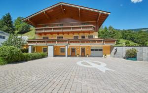 ein großes Haus mit großer Auffahrt davor in der Unterkunft Appartements 4-You in Saalbach-Hinterglemm