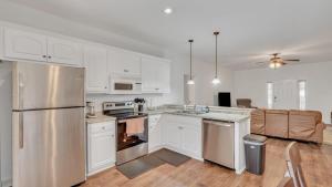 Kuchyň nebo kuchyňský kout v ubytování Eagle's Retreat - Close to GSU & Paulson Stadium
