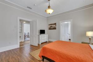 Postel nebo postele na pokoji v ubytování Historic Southern Home - close to downtown and GSU