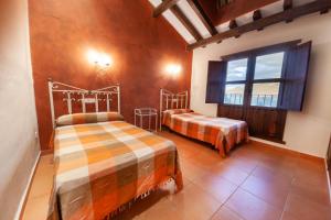 A bed or beds in a room at Villarrobles de Altamira