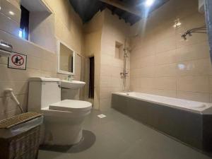 łazienka z toaletą i wanną w obiekcie The traditional house w mieście Nizwa
