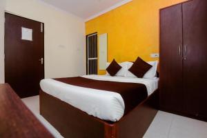 1 dormitorio con 1 cama grande en una habitación en New prince, en Bombay