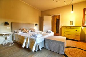 1 dormitorio con 1 cama grande y vestidor en Casa Eufemia Cozy Apartments, en Mugnano