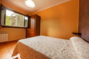 A bed or beds in a room at Villarrobles de Altamira