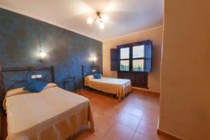 A bed or beds in a room at Villarrobles de Altamira