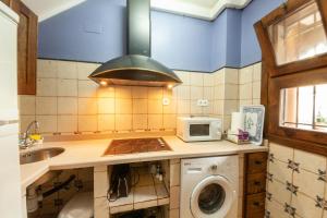 A kitchen or kitchenette at Villarrobles de Altamira