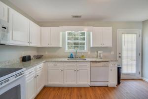 una cocina blanca con armarios blancos y fregadero en Charming Gray Home- 5 mins from GSU!, en Statesboro