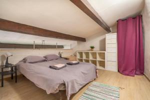 - une chambre avec un grand lit et des rideaux roses dans l'établissement Magnifique appartement rénové, à Aix-en-Provence