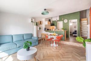 - un salon avec un canapé bleu et une table dans l'établissement Magnifique appartement rénové, à Aix-en-Provence