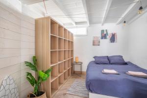 - une chambre avec un lit et une étagère dans l'établissement Magnifique appartement rénové, à Aix-en-Provence