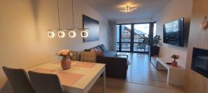 salon ze stołem i kanapą w obiekcie Triventi Apartament Rajski w mieście Karpacz +24 zdjęcia