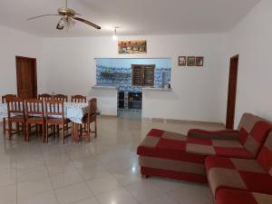 a living room with a table and a couch at la maison Yaka in Boukot Ouolof