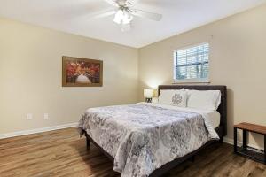 um quarto com uma cama e uma ventoinha de tecto em Historic Downtown Hideaway em Statesboro